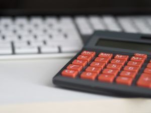 De eindafrekening is per werknemer verschillend. De berekening moet daarom altijd per werknemer worden gedaan.